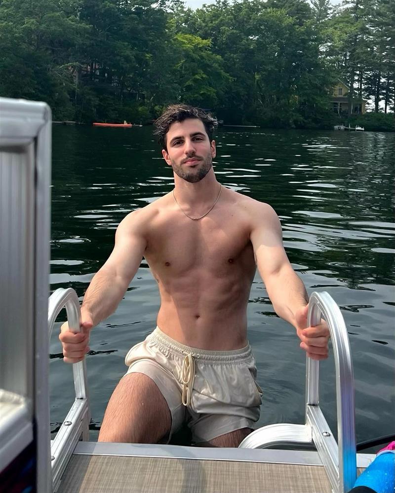 Nam người mẫu bị sa thải khỏi Met Gala vì quá điển trai-8