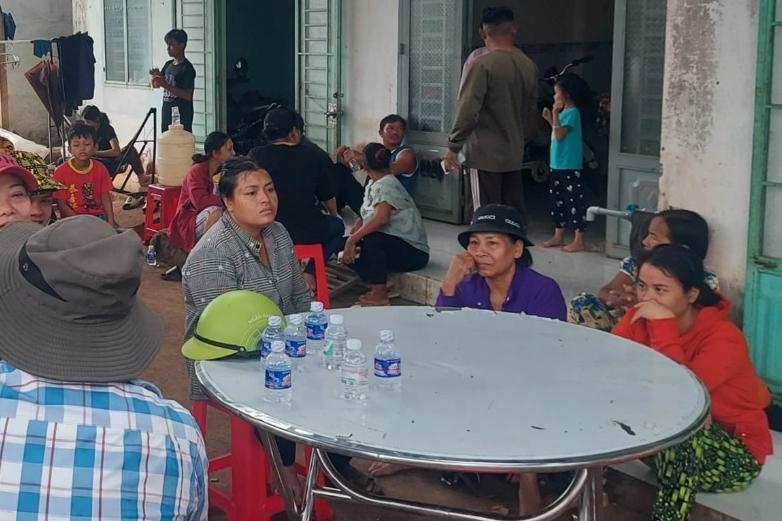 Tấm ảnh buồn nhất lúc này: Người mẹ gục khóc, cầu nguyện bên bãi biển Lăng Cô mong chờ phép màu con quay về sau 4 ngày mất tích-2