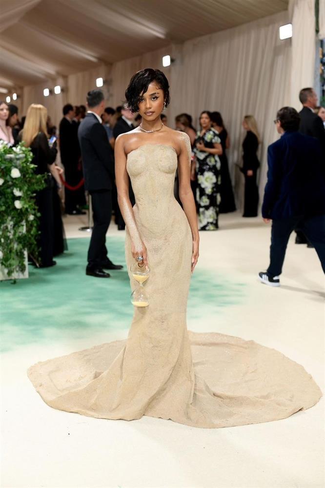 Thảm đỏ Met Gala 2024: Dàn sao mặc xuyên thấu, Doja Cat như bước ra từ nhà tắm-10