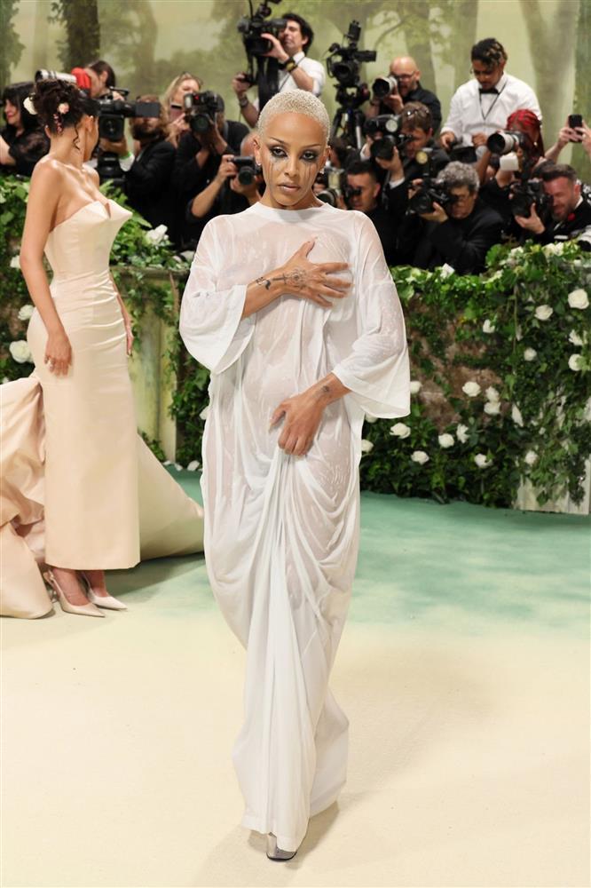 Thảm đỏ Met Gala 2024: Dàn sao mặc xuyên thấu, Doja Cat như bước ra từ nhà tắm-8