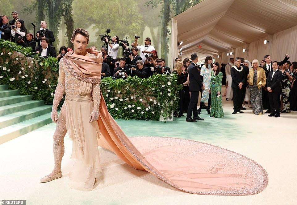 Bộ váy thảm họa tại Met Gala 2024-11