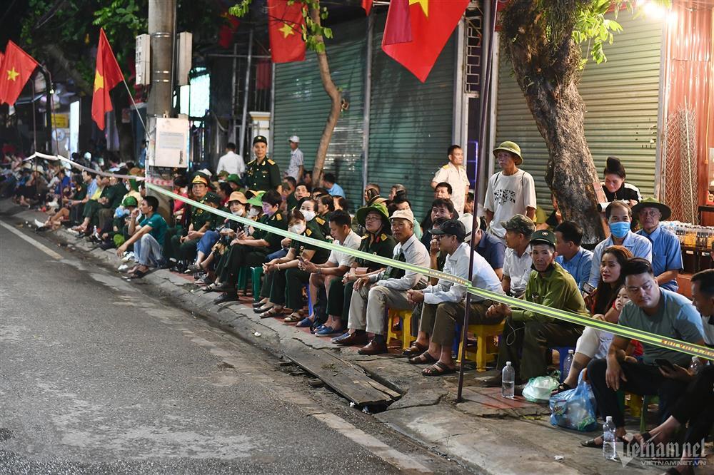 Xếp hàng từ tinh mơ ngồi chờ xem diễu binh mừng 70 năm Chiến thắng Điện Biên Phủ-2