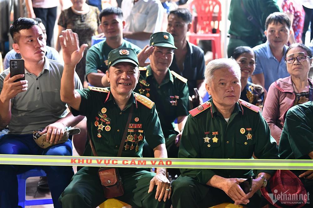 Xếp hàng từ tinh mơ ngồi chờ xem diễu binh mừng 70 năm Chiến thắng Điện Biên Phủ-4