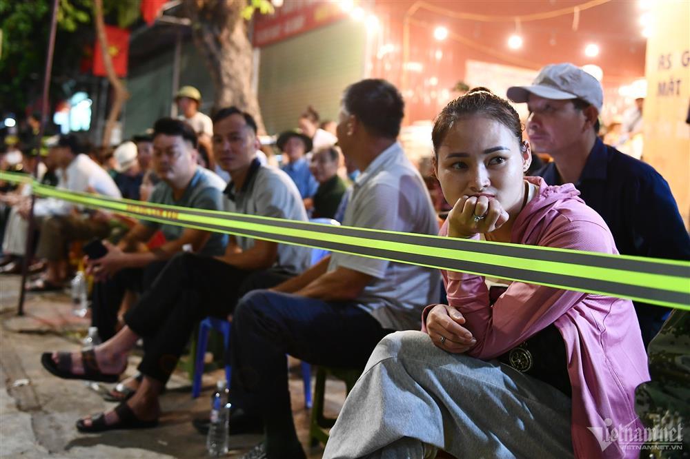 Xếp hàng từ tinh mơ ngồi chờ xem diễu binh mừng 70 năm Chiến thắng Điện Biên Phủ-5