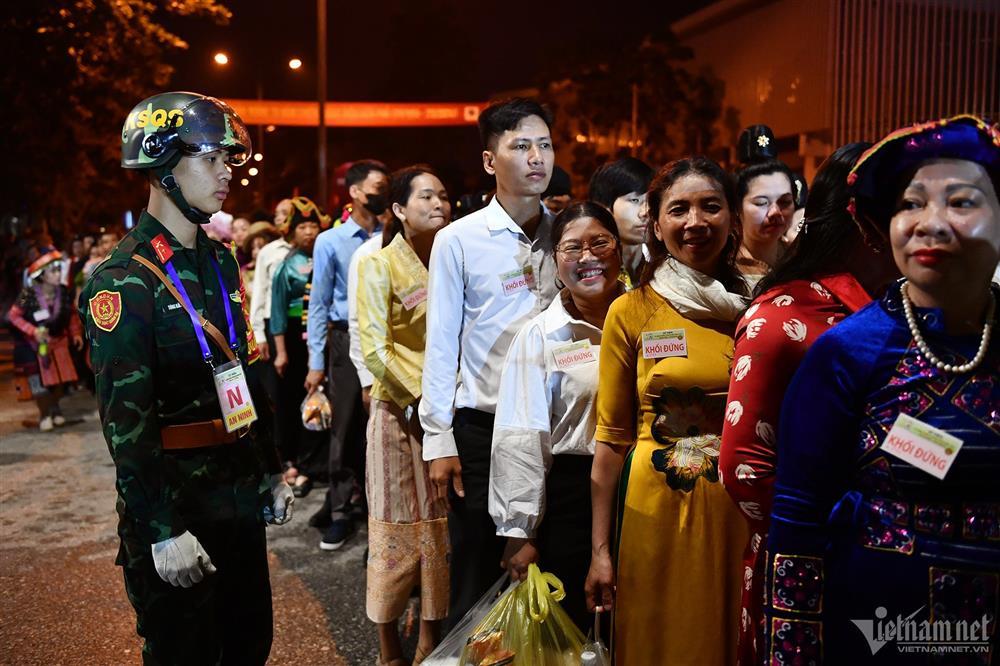 Xếp hàng từ tinh mơ ngồi chờ xem diễu binh mừng 70 năm Chiến thắng Điện Biên Phủ-7