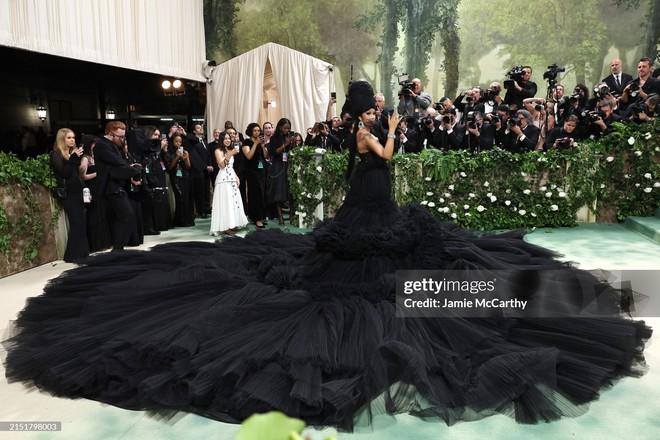 Tiên tử kết màn quét sạch spotlight Met Gala: Váy khổng lồ cần tận 10 người nâng, trùm cuối quá đỉnh nhưng không phải là Rihanna?-1