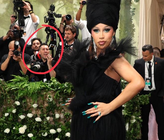 Tiên tử kết màn quét sạch spotlight Met Gala: Váy khổng lồ cần tận 10 người nâng, trùm cuối quá đỉnh nhưng không phải là Rihanna?-3