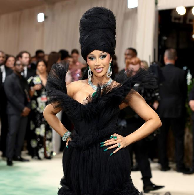 Tiên tử kết màn quét sạch spotlight Met Gala: Váy khổng lồ cần tận 10 người nâng, trùm cuối quá đỉnh nhưng không phải là Rihanna?-4