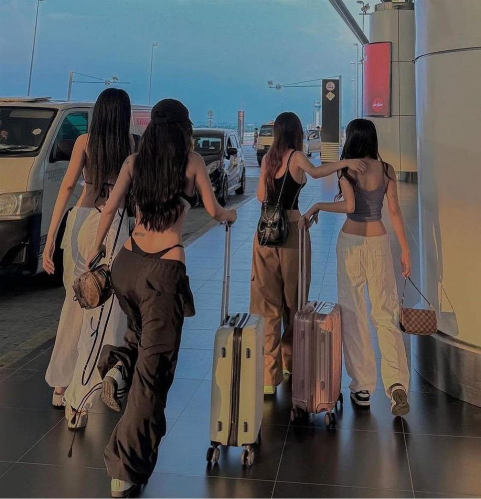 Nhóm 4 cô gái mặc áo bra, quần trễ lộ eo, hông gây chú ý ở sân bay-1