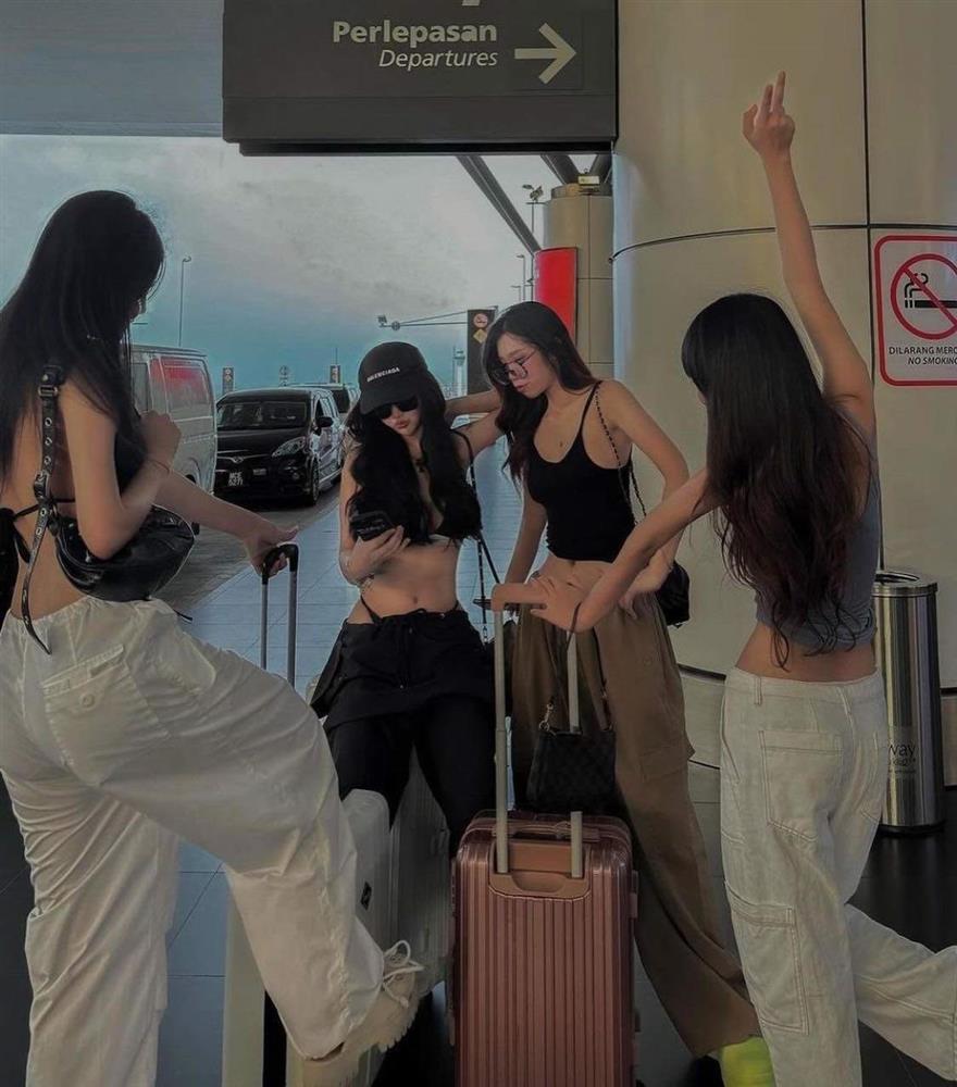 Nhóm 4 cô gái mặc áo bra, quần trễ lộ eo, hông gây chú ý ở sân bay-3