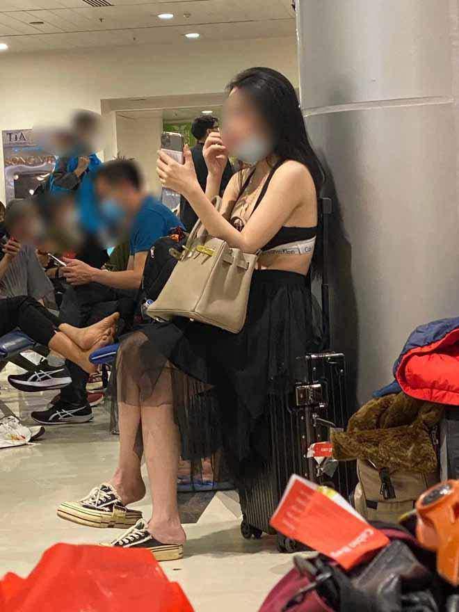 Nhóm 4 cô gái mặc áo bra, quần trễ lộ eo, hông gây chú ý ở sân bay-6