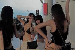 Nhóm 4 cô gái mặc áo bra, quần trễ lộ eo, hông gây chú ý ở sân bay