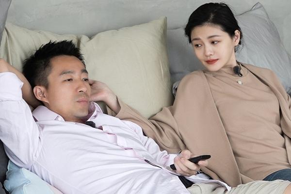 Vợ chồng Từ Hy Viên nắm tay nhau đi dạo giữa lúc rộ tin chồng cũ đến tận nhà đòi con gái-5