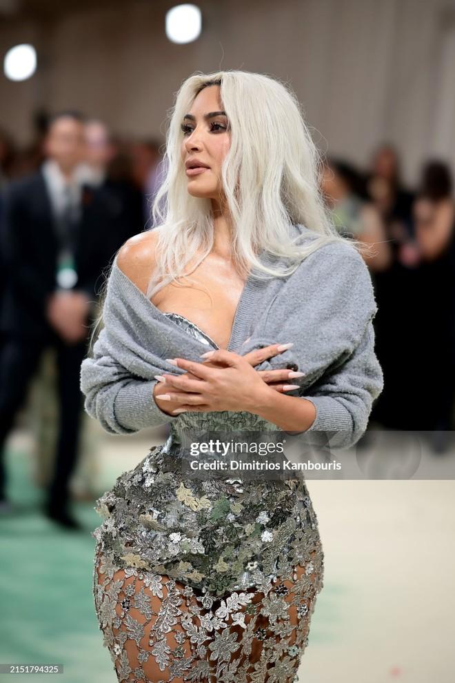 Kim Kardashian mang chiếc eo bé không tưởng tới Met Gala, có cả Getty Images chứng giám!-1
