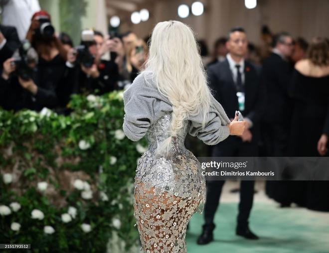 Kim Kardashian mang chiếc eo bé không tưởng tới Met Gala, có cả Getty Images chứng giám!-2