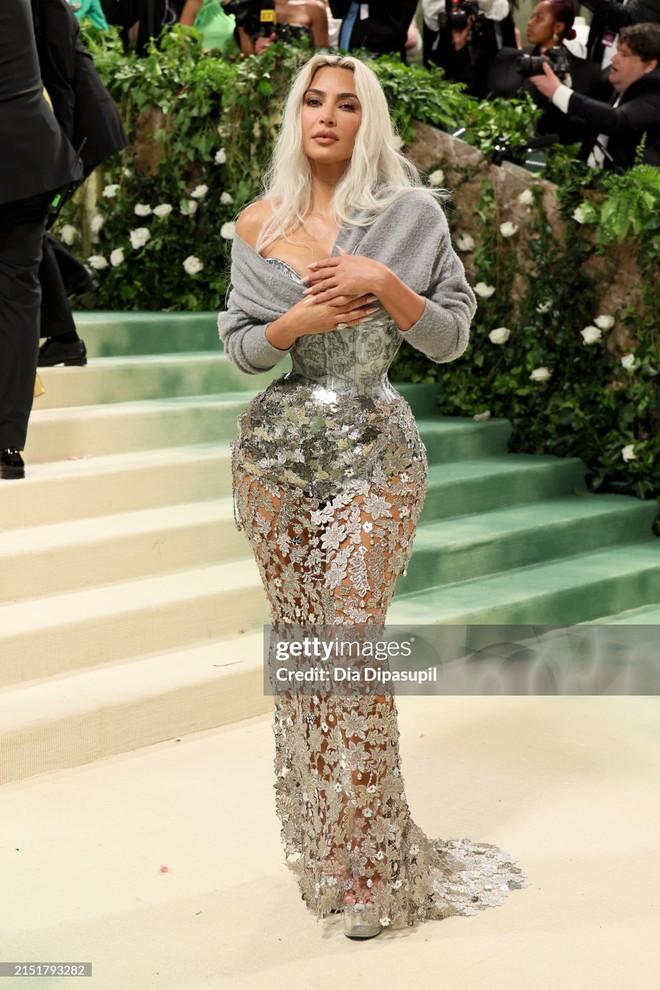 Kim Kardashian mang chiếc eo bé không tưởng tới Met Gala, có cả Getty Images chứng giám!-3