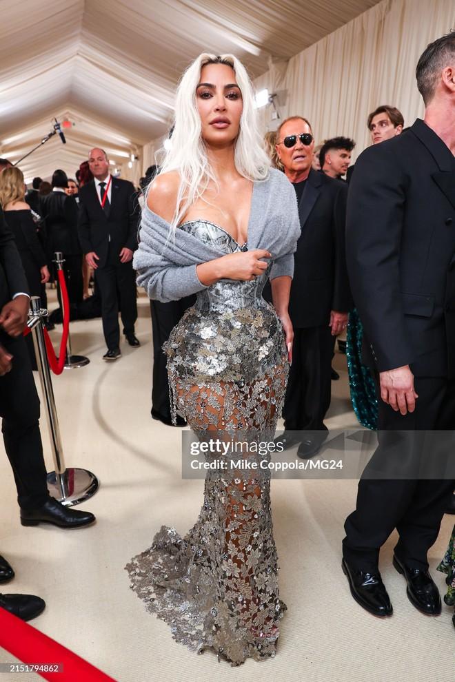 Kim Kardashian mang chiếc eo bé không tưởng tới Met Gala, có cả Getty Images chứng giám!-4