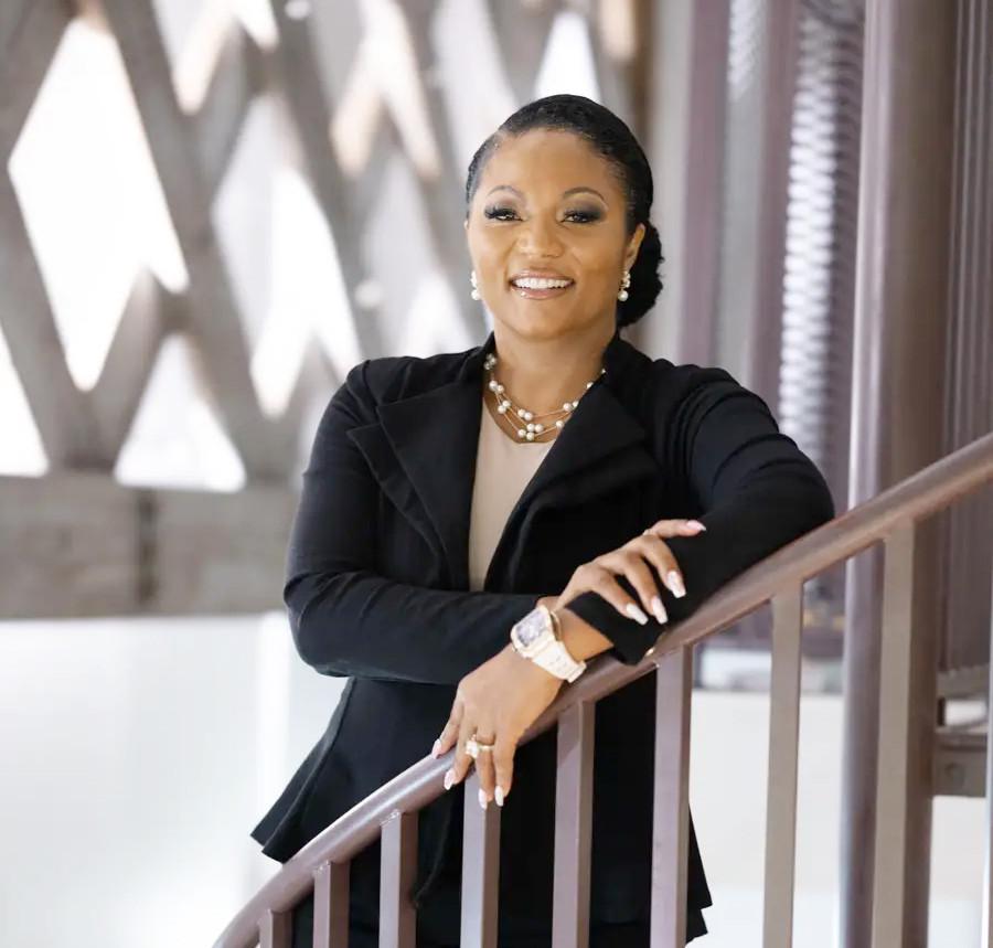 Khoảnh khắc khiến người phụ nữ từng tự tử thay đổi để trở thành tỷ phú ngành y-1