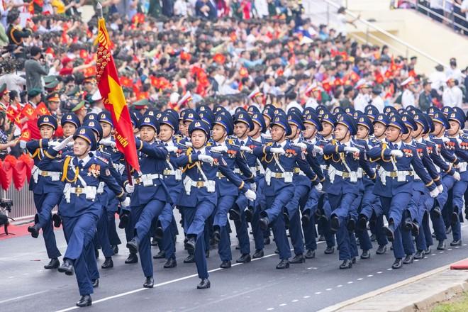 Khen hết lời, dân mạng tìm kiếm MC có giọng đọc thấm từng giác quan tại lễ diễu binh, diễu hành kỷ niệm 70 năm chiến thắng Điện Biên Phủ-6