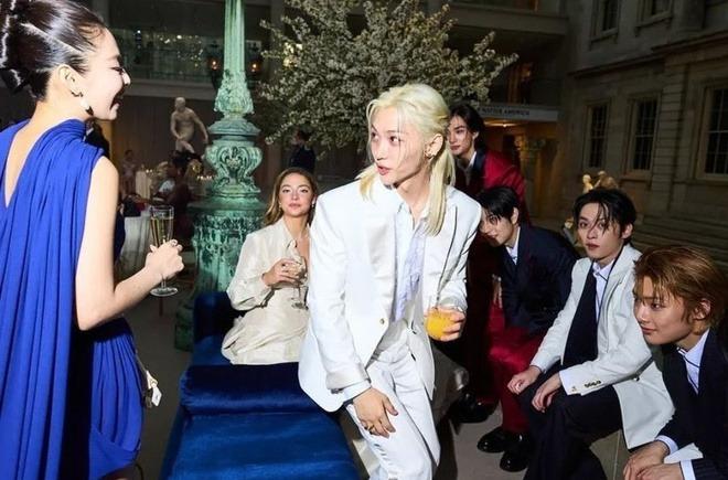 Jennie một mình đứng giữa 8 nam thần nhà JYP, sức mạnh Kpop được triệu hồi!-6