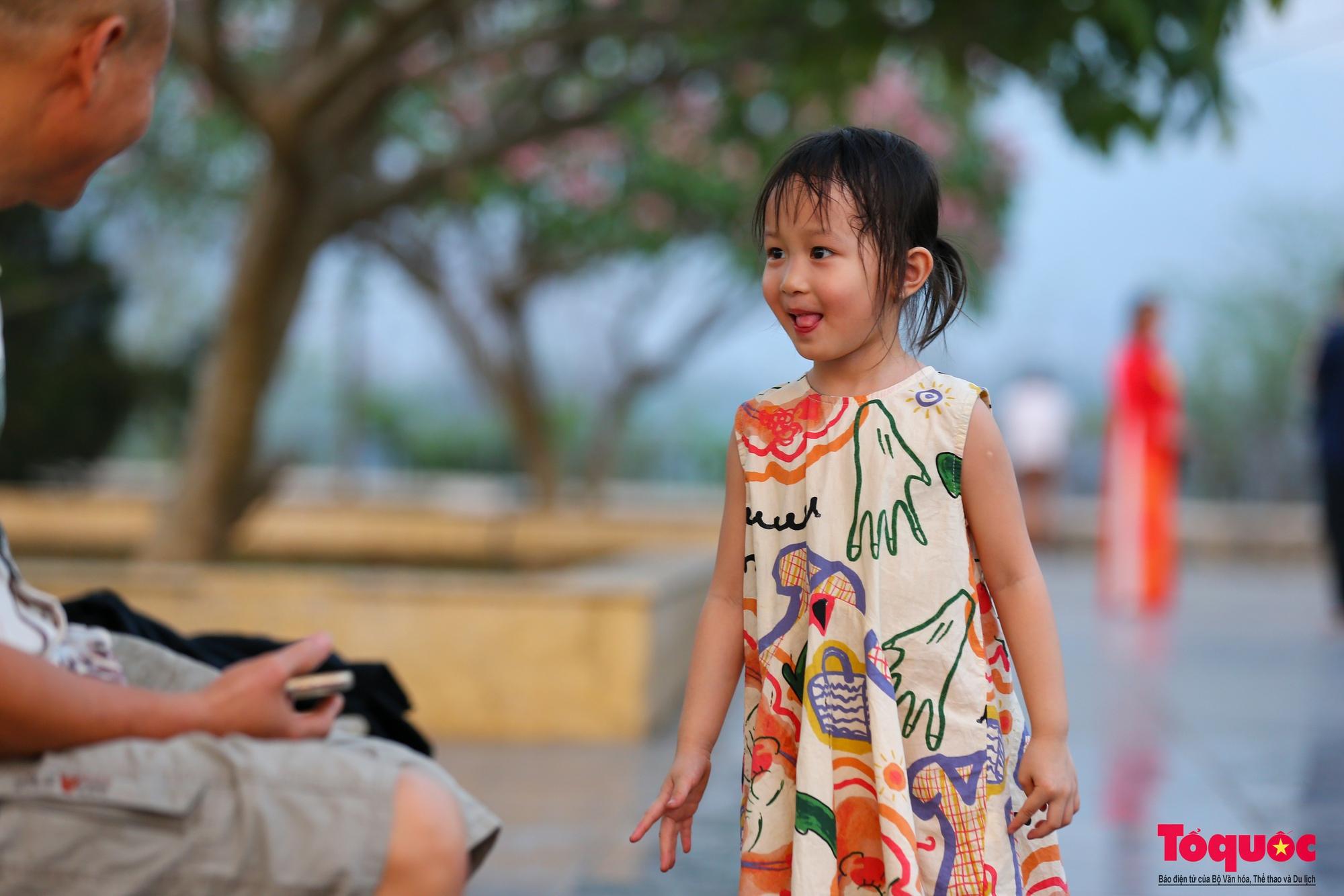 Khoảnh khắc em bé ở Điện Biên Phủ tươi cười trong mưa khiến hàng nghìn người xúc động, gây bão mạng-6