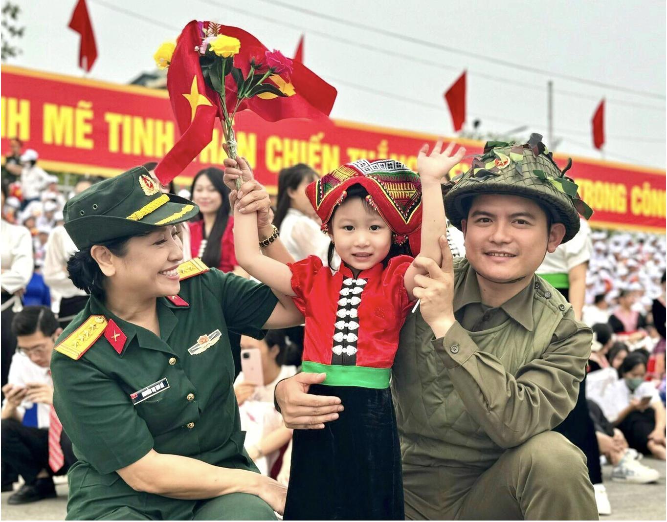 Khoảnh khắc em bé ở Điện Biên Phủ tươi cười trong mưa khiến hàng nghìn người xúc động, gây bão mạng-7