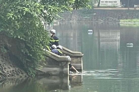 Bàng hoàng phát hiện thi thể nữ sinh đại học dưới hồ: Nạn nhân đeo ba lô chứa nhiều gạch