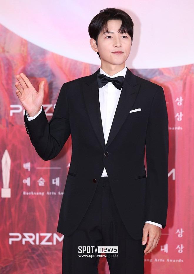 Song Joong Ki gây tranh cãi vì 1 hành động trên thảm đỏ Baeksang 2024, dân tình mỉa mai tưởng làm vậy là dễ thương-1