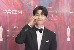 Song Joong Ki gây tranh cãi vì 1 hành động trên thảm đỏ Baeksang 2024, dân tình mỉa mai 'tưởng làm vậy là dễ thương'