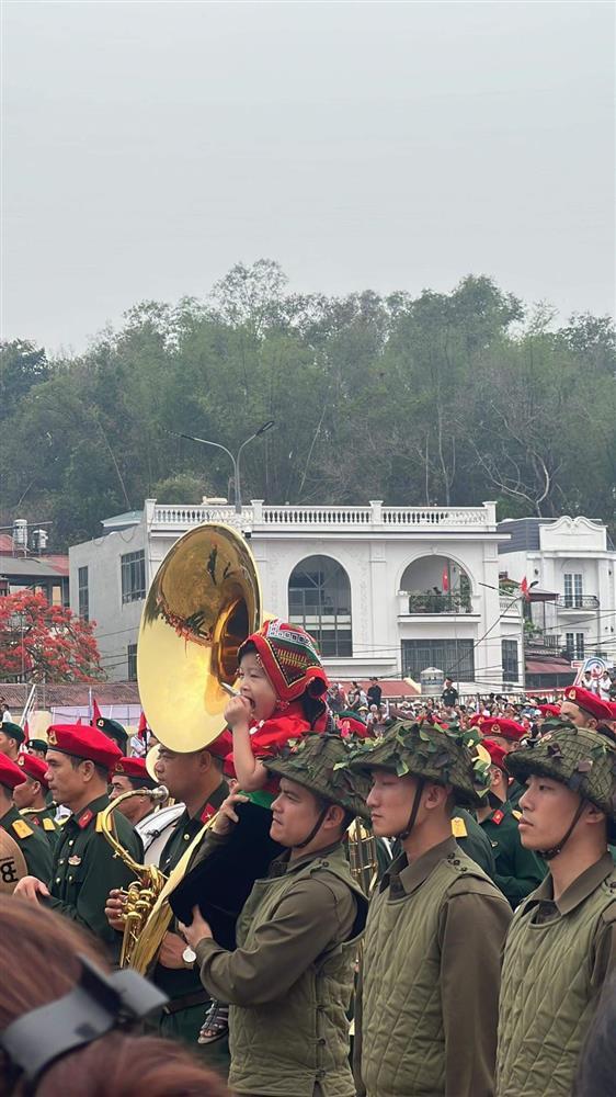 Em bé Điện Biên gây xúc động hàng vạn người: Hôm nay, con cười có tươi không?-3
