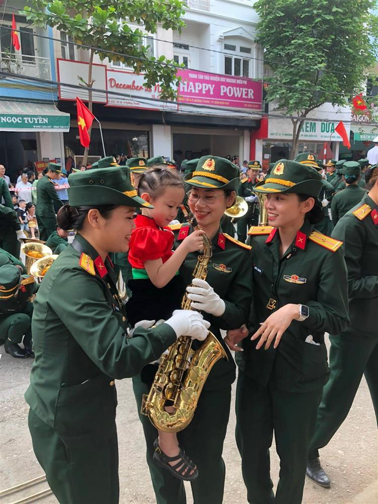 Em bé Điện Biên gây xúc động hàng vạn người: Hôm nay, con cười có tươi không?-4