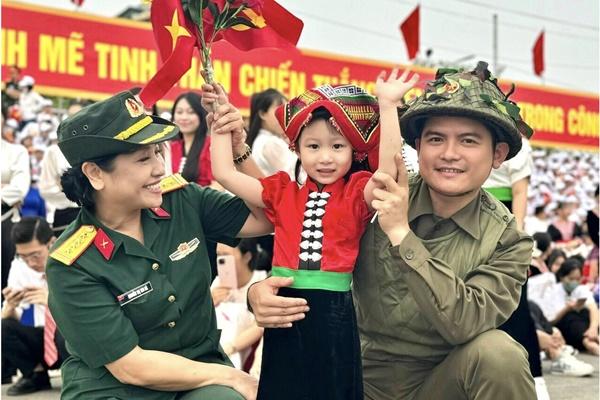 Bé gái Hà Nội diện mạo xinh như búp bê, đắt show làm mẫu, 2 tuổi có cát-xê 15 triệu/tháng-11