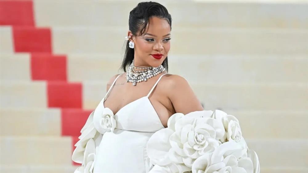 Những bộ cánh ấn tượng, phá vỡ mọi quy chuẩn của Rihanna qua các mùa Met Gala-11