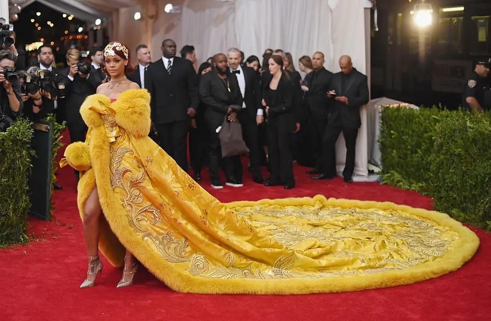 Những bộ cánh ấn tượng, phá vỡ mọi quy chuẩn của Rihanna qua các mùa Met Gala-6