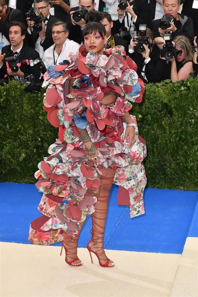 Những bộ cánh ấn tượng của Rihanna qua các mùa Met Gala