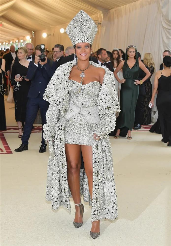 Những bộ cánh ấn tượng, phá vỡ mọi quy chuẩn của Rihanna qua các mùa Met Gala-8