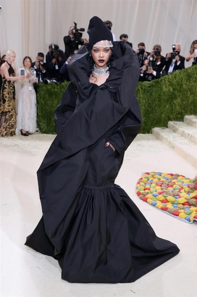 Những bộ cánh ấn tượng, phá vỡ mọi quy chuẩn của Rihanna qua các mùa Met Gala-9