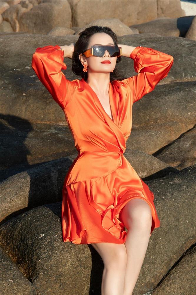 Sao phim Người Đẹp Tây Đô diện đồ bơi ở tuổi 50, khoe body đẹp nức nở nhờ bí quyết này!-2