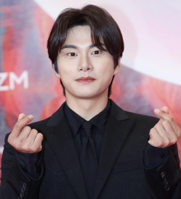 Thảm đỏ Baeksang: Tình đầu quốc dân diện váy cắt xẻ, Kim Soo Hyun lẻ bóng-13