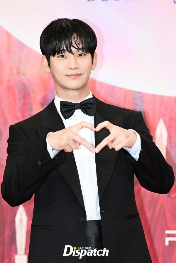 Thảm đỏ Baeksang: Tình đầu quốc dân diện váy cắt xẻ, Kim Soo Hyun lẻ bóng-4