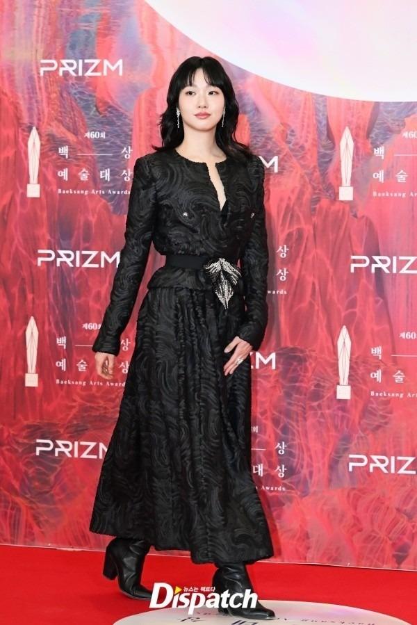 Thảm đỏ Baeksang: Tình đầu quốc dân diện váy cắt xẻ, Kim Soo Hyun lẻ bóng-5