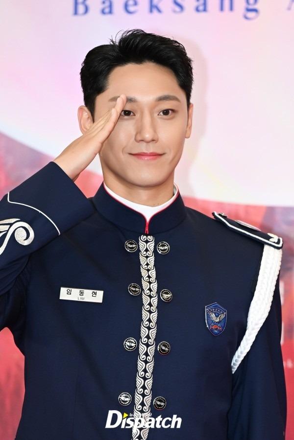 Thảm đỏ Baeksang: Tình đầu quốc dân diện váy cắt xẻ, Kim Soo Hyun lẻ bóng-6