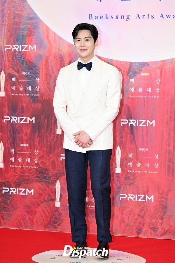 Thảm đỏ Baeksang: Tình đầu quốc dân diện váy cắt xẻ, Kim Soo Hyun lẻ bóng-8