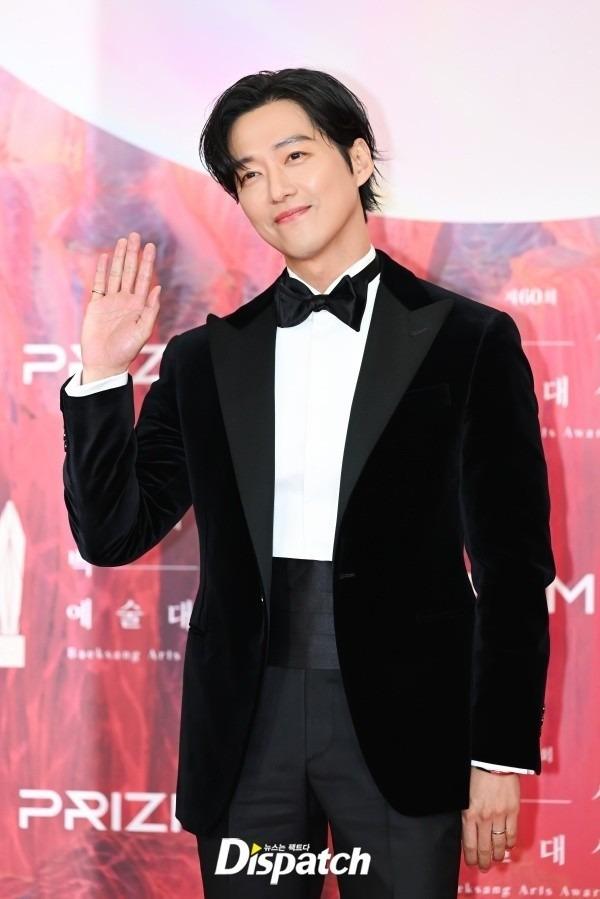 Thảm đỏ Baeksang: Tình đầu quốc dân diện váy cắt xẻ, Kim Soo Hyun lẻ bóng-12