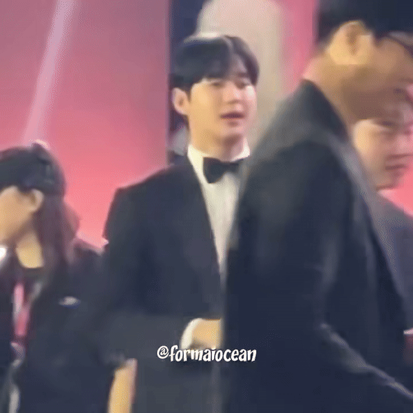 Kim Soo Hyun gây bão vì khoảnh khắc 3 giây hậu Baeksang 2024, biểu cảm ra sao mà netizen cười ná thở?-3