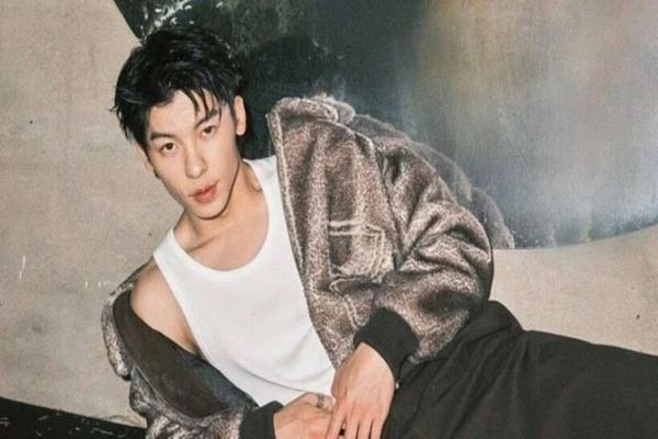 Hứa Quang Hán công khai hôn đàn chị hơn 25 tuổi trên sân khấu lễ trao giải khiến dân tình đứng hình-6