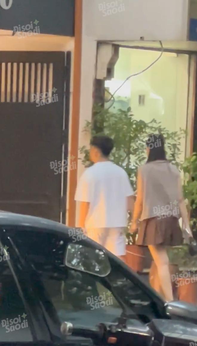 Độc quyền: Chồng cũ Mai Ngọc nắm chặt tay gái xinh trên phố sau 1 tháng ly hôn, tình mới là em gái Kiều Ly Phạm-1