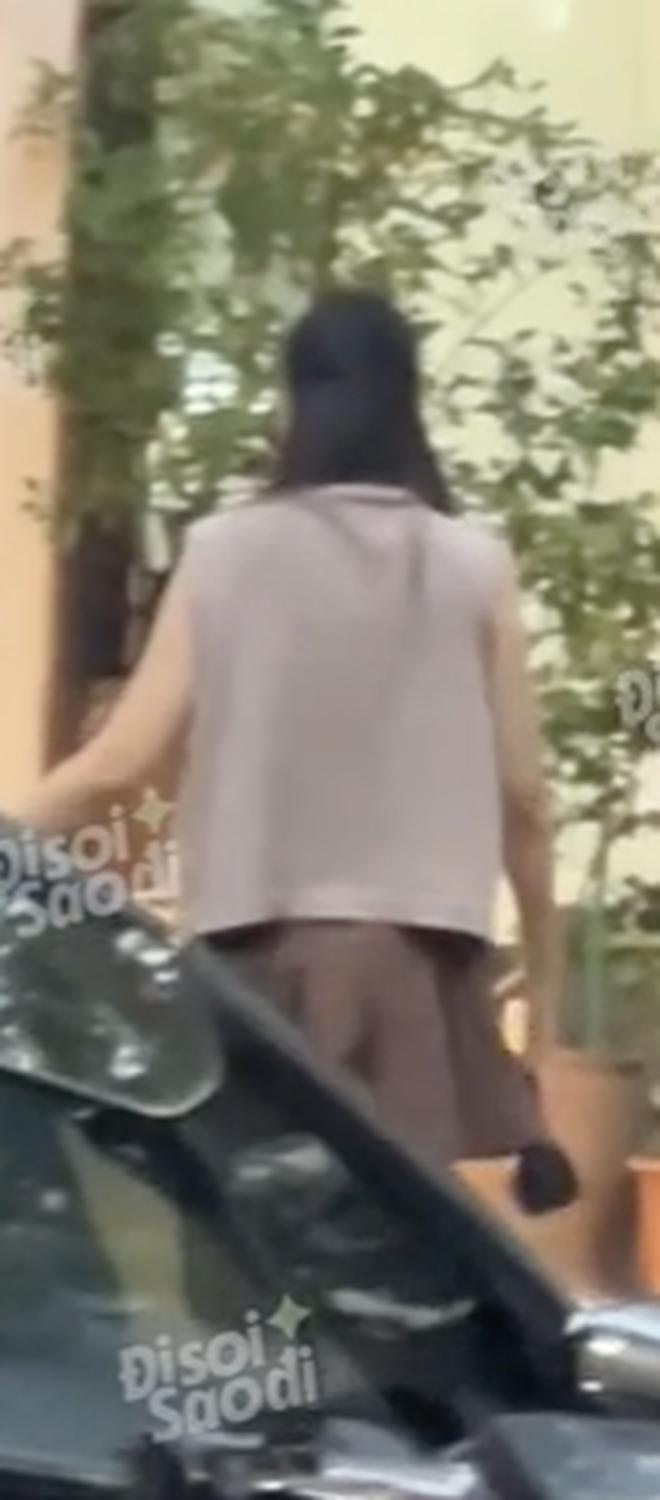 Độc quyền: Chồng cũ Mai Ngọc nắm chặt tay gái xinh trên phố sau 1 tháng ly hôn, tình mới là em gái Kiều Ly Phạm-2