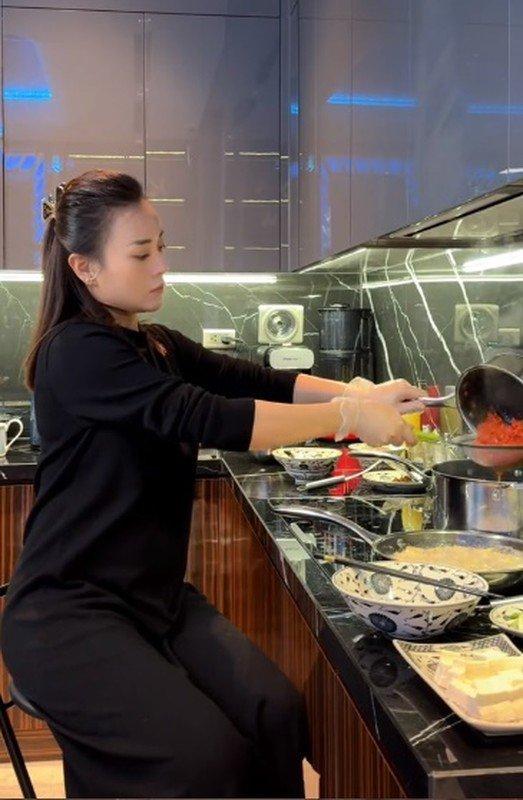 Phương Oanh dưỡng thai kiểu hào môn vẫn không tránh khỏi cảnh phá dáng, mặt nở, bụng lớn-3