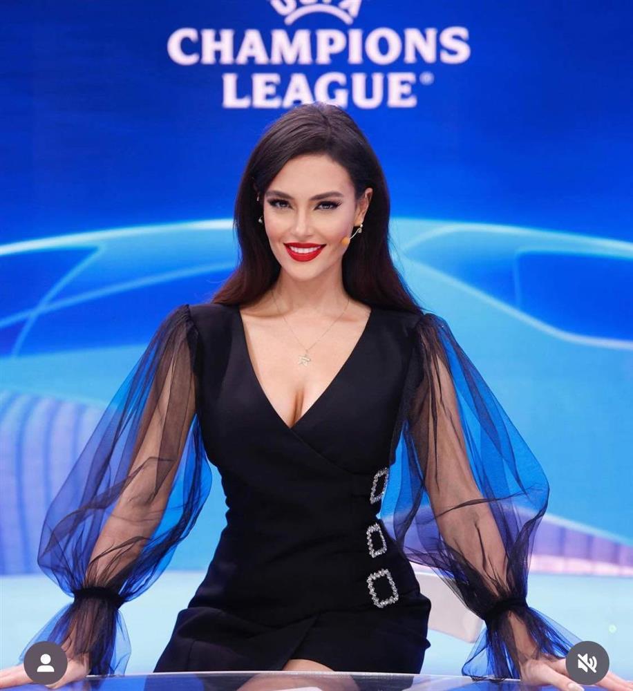 Váy áo dẫn sóng truyền hình Albani của nữ MC thể thao hot hơn Cup C1-1